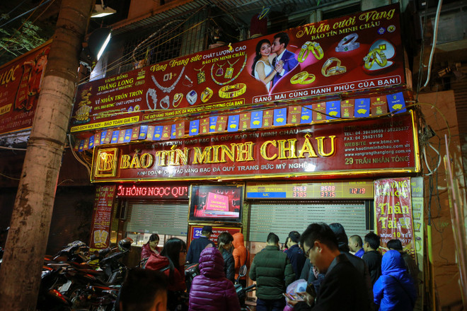 Bế con xếp hàng từ 5 giờ sáng mua vàng ngày Thần Tài ảnh 4