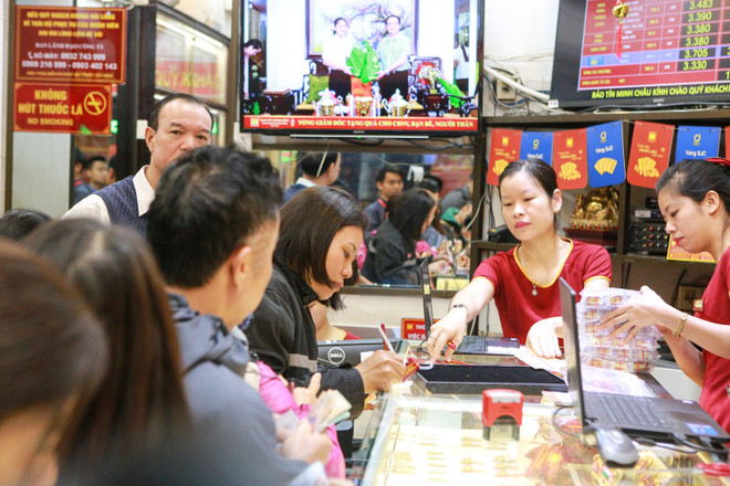 Bế con xếp hàng từ 5 giờ sáng mua vàng ngày Thần Tài ảnh 14