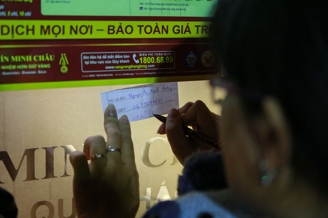 Bế con xếp hàng từ 5 giờ sáng mua vàng ngày Thần Tài ảnh 9