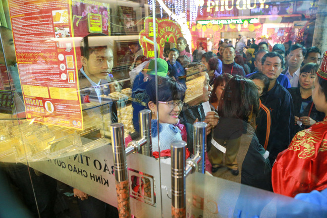 Bế con xếp hàng từ 5 giờ sáng mua vàng ngày Thần Tài ảnh 12