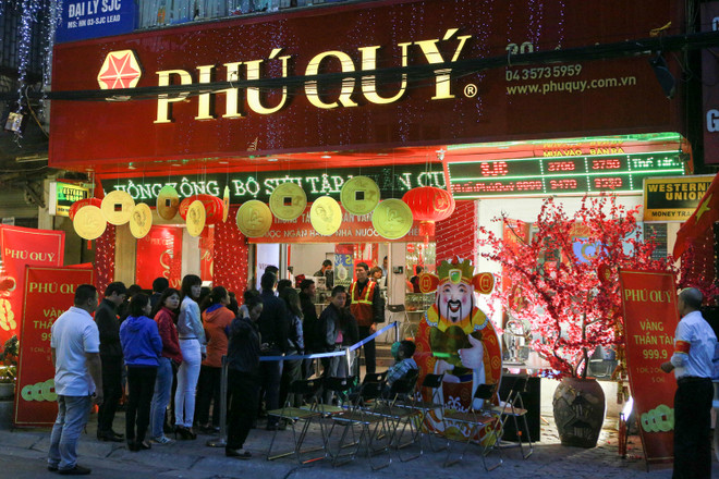 Bế con xếp hàng từ 5 giờ sáng mua vàng ngày Thần Tài ảnh 10