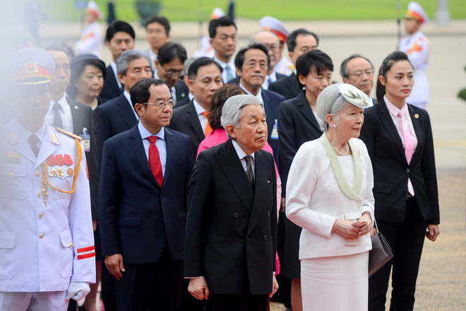 Nhật hoàng Akihito cùng Hoàng hậu viếng Lăng Chủ tịch Hồ Chí Minh ảnh 4