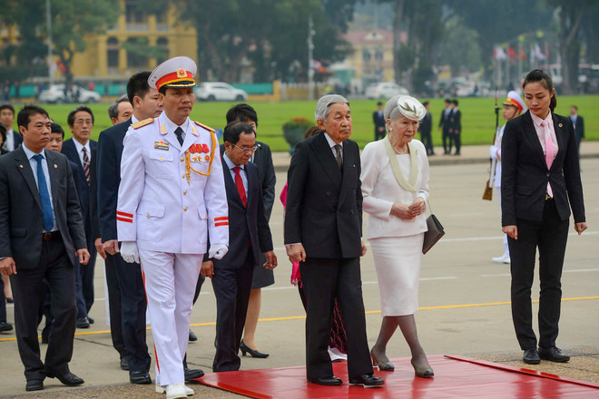 Nhật hoàng Akihito cùng Hoàng hậu viếng Lăng Chủ tịch Hồ Chí Minh ảnh 2