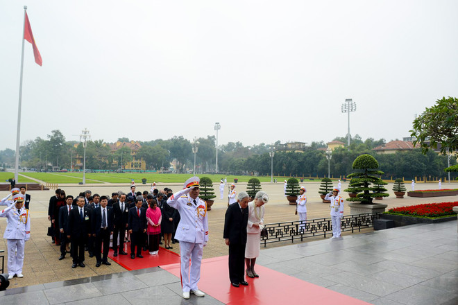 Nhật hoàng Akihito cùng Hoàng hậu viếng Lăng Chủ tịch Hồ Chí Minh ảnh 3
