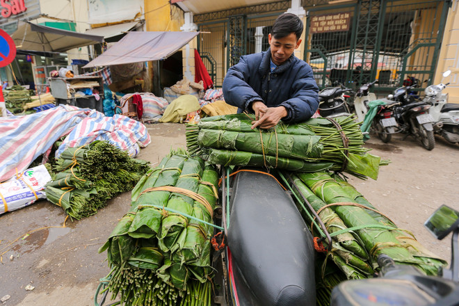 Chợ lá dong giữa lòng Hà Nội nhộn nhịp mua bán dịp giáp Tết ảnh 17