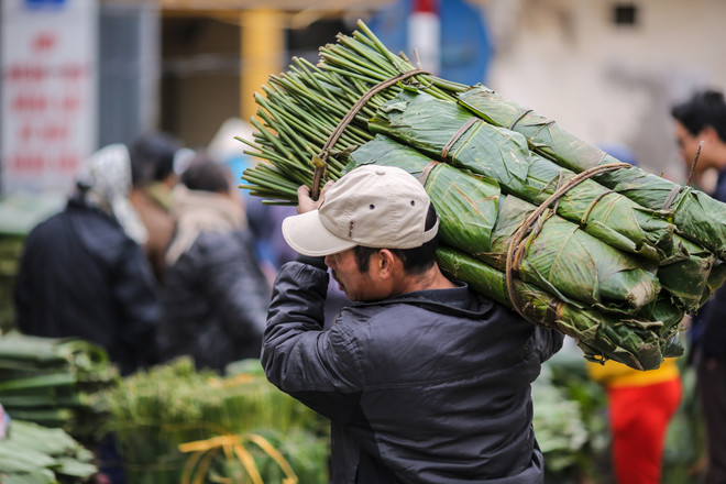 Chợ lá dong giữa lòng Hà Nội nhộn nhịp mua bán dịp giáp Tết ảnh 12