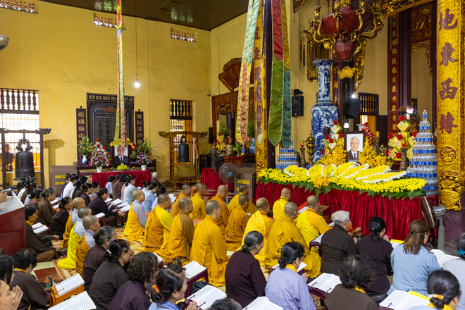 Tăng ni, Phật tử và người dân tụng kinh cầu siêu, bày tỏ lòng thương tiếc Tổng Bí thư Nguyễn Phú Trọng. (Ảnh: Minh Sơn/Vietnam+) vnp_cau sieu tong bi thu Nguyen Phu Trong 4.jpg