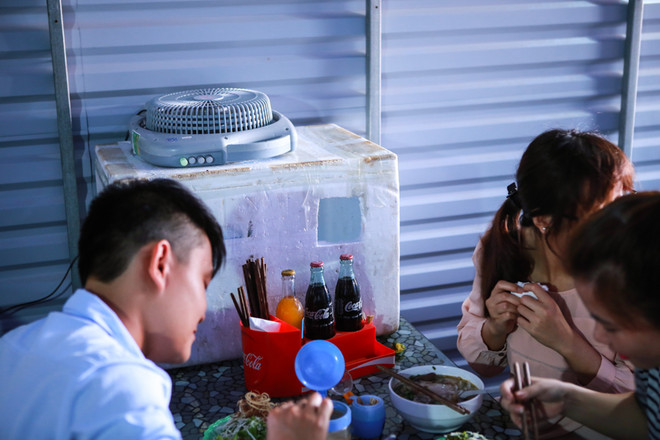 Quán ăn hút khách nhờ “tuyệt chiêu" lắp quạt điều hòa tự chế độc đáo ảnh 2