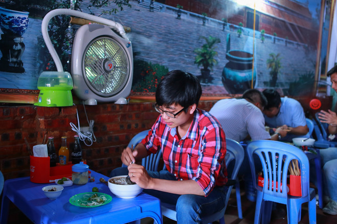 Quán ăn hút khách nhờ “tuyệt chiêu" lắp quạt điều hòa tự chế độc đáo ảnh 3