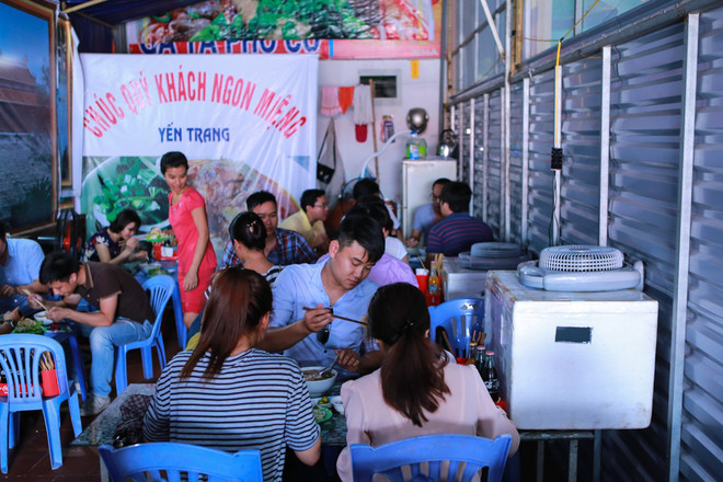 Quán ăn hút khách nhờ “tuyệt chiêu" lắp quạt điều hòa tự chế độc đáo ảnh 1