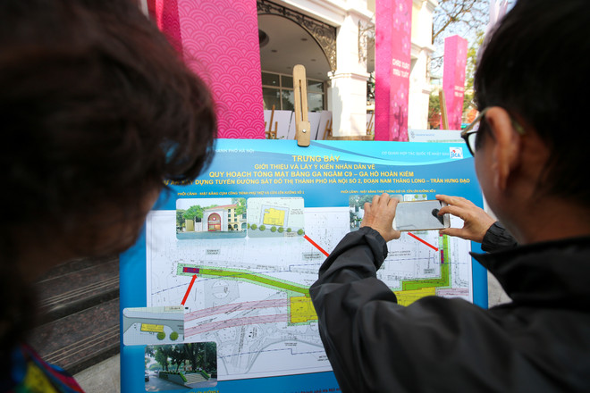 Người Hà Nội thích thú đi xem trưng bày ga tàu điện ngầm Hồ Gươm ảnh 13