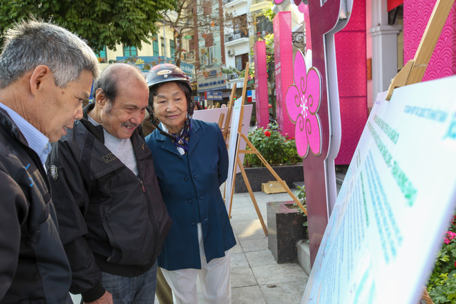 Người Hà Nội thích thú đi xem trưng bày ga tàu điện ngầm Hồ Gươm ảnh 12