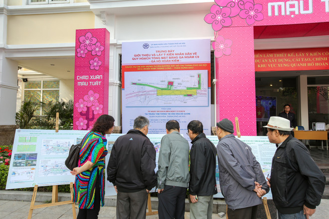 Người Hà Nội thích thú đi xem trưng bày ga tàu điện ngầm Hồ Gươm ảnh 1