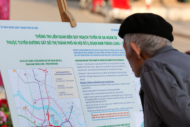 Người Hà Nội thích thú đi xem trưng bày ga tàu điện ngầm Hồ Gươm ảnh 4