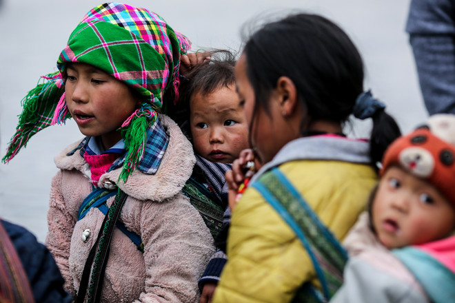 Những em bé Sa Pa lạnh tím tái trong cái rét 'cắt da thịt' ảnh 7
