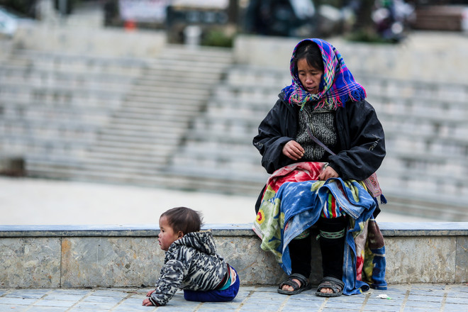 Những em bé Sa Pa lạnh tím tái trong cái rét 'cắt da thịt' ảnh 9