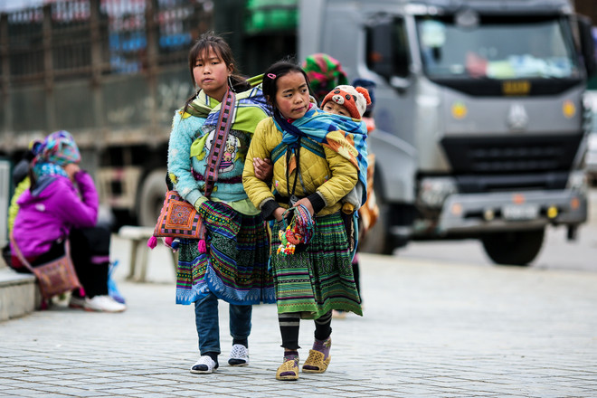 Những em bé Sa Pa lạnh tím tái trong cái rét 'cắt da thịt' ảnh 4