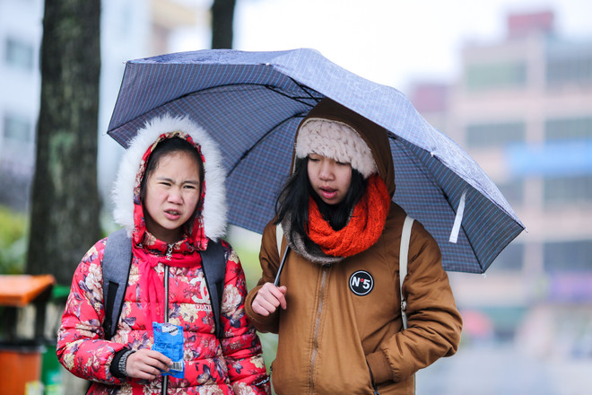 Những em bé Sa Pa lạnh tím tái trong cái rét 'cắt da thịt' ảnh 2