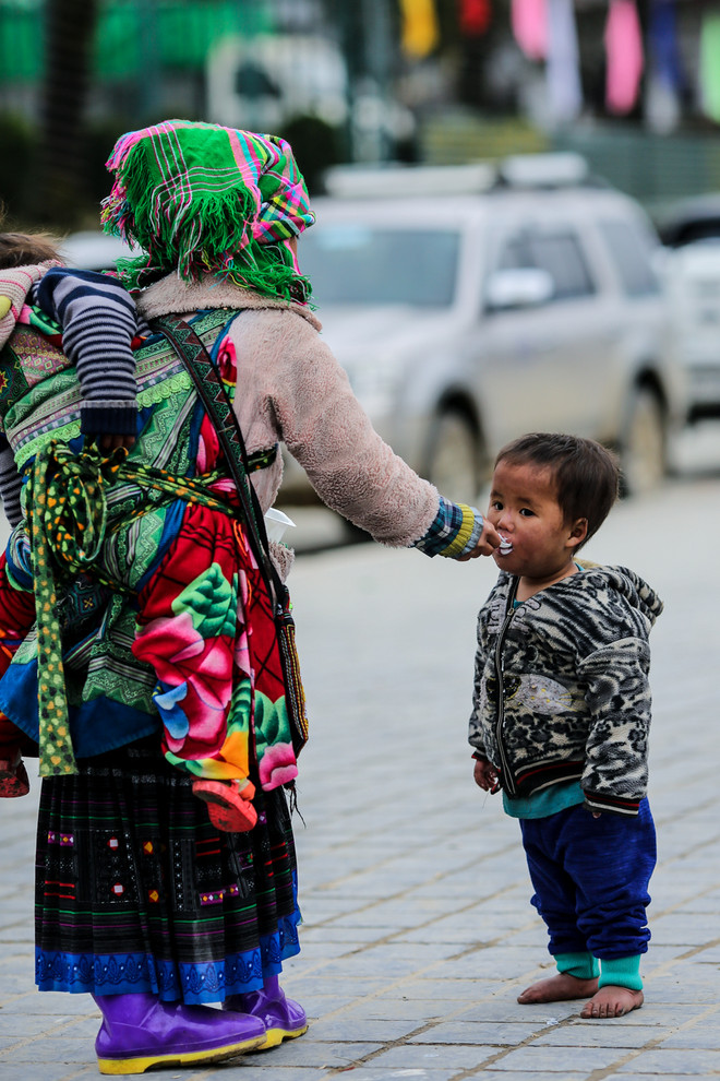 Những em bé Sa Pa lạnh tím tái trong cái rét 'cắt da thịt' ảnh 12