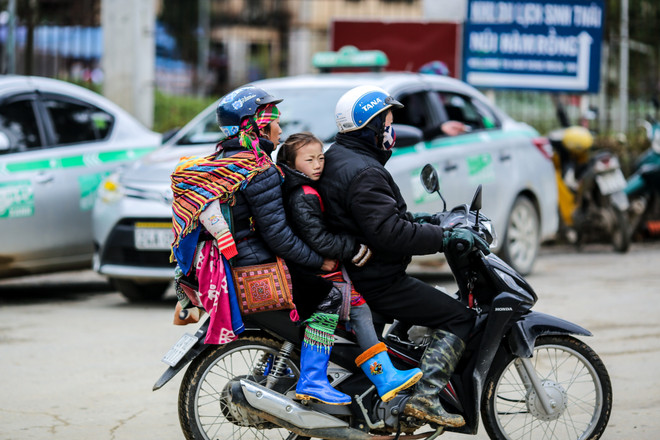 Những em bé Sa Pa lạnh tím tái trong cái rét 'cắt da thịt' ảnh 6