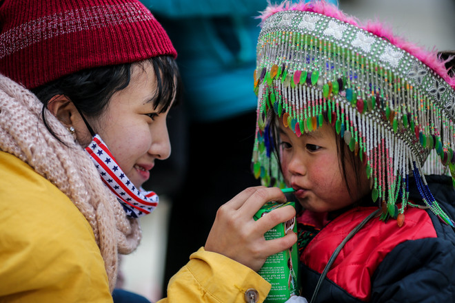 Những em bé Sa Pa lạnh tím tái trong cái rét 'cắt da thịt' ảnh 15