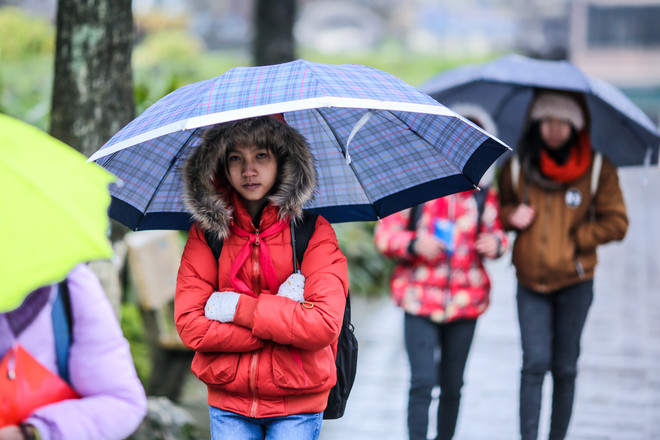 Những em bé Sa Pa lạnh tím tái trong cái rét 'cắt da thịt' ảnh 1