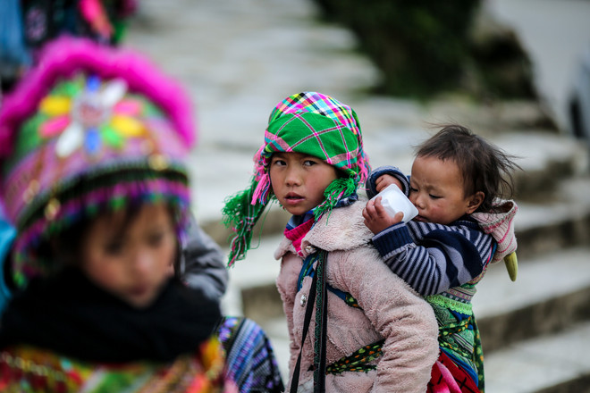 Những em bé Sa Pa lạnh tím tái trong cái rét 'cắt da thịt' ảnh 5