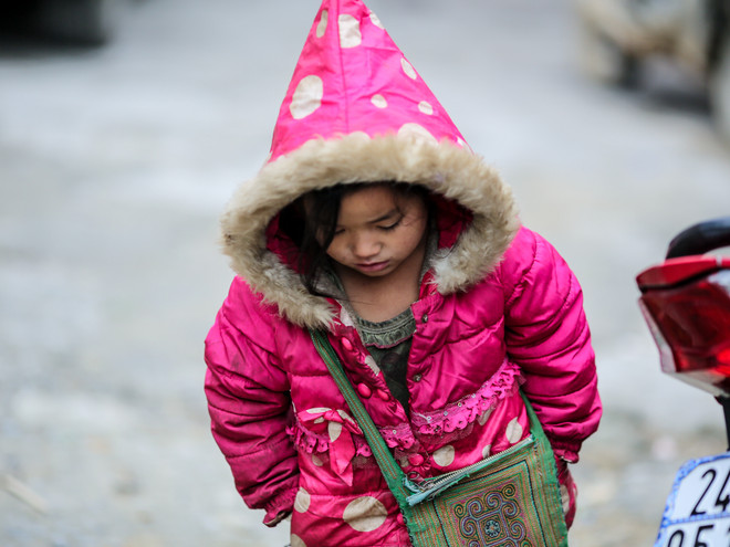 Những em bé Sa Pa lạnh tím tái trong cái rét 'cắt da thịt' ảnh 17