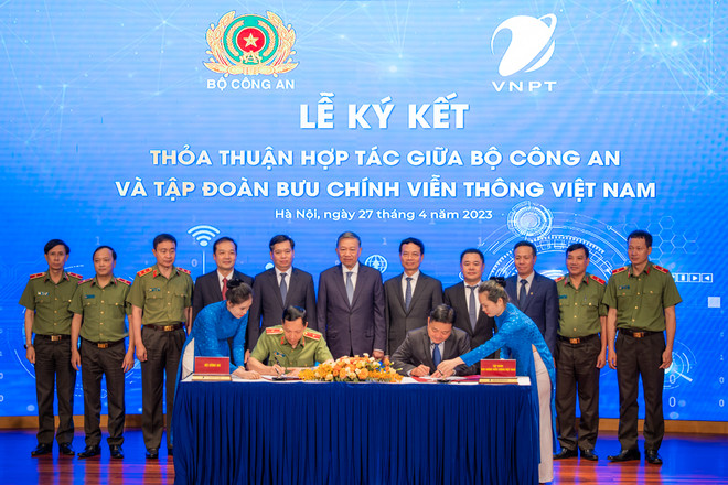 Bộ Công an ký kết hợp tác với Tập đoàn VNPT phát triển lĩnh vực chuyển đổi số. (Ảnh: Minh Sơn/Vietnam+) Bộ Công An hợp tác với VNPT trong ứng dụng công nghệ về chuyển đối số ảnh 1