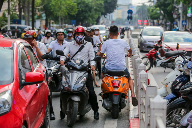 Hà Nội: Xe cộ nối đuôi nhau đi ngược chiều trên đường Cát Linh ảnh 8