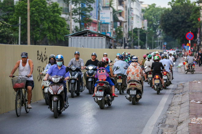 Hà Nội: Xe cộ nối đuôi nhau đi ngược chiều trên đường Cát Linh ảnh 6