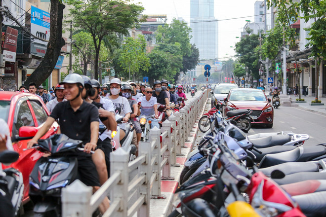 Hà Nội: Xe cộ nối đuôi nhau đi ngược chiều trên đường Cát Linh ảnh 10