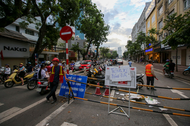 Hà Nội: Xe cộ nối đuôi nhau đi ngược chiều trên đường Cát Linh ảnh 9