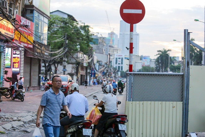 Hà Nội: Xe cộ nối đuôi nhau đi ngược chiều trên đường Cát Linh ảnh 5