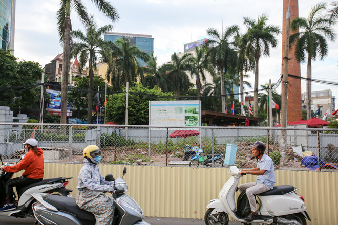 Hà Nội: Xe cộ nối đuôi nhau đi ngược chiều trên đường Cát Linh ảnh 2