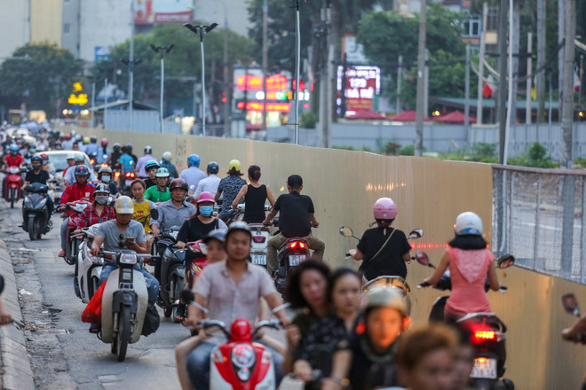 Hà Nội: Xe cộ nối đuôi nhau đi ngược chiều trên đường Cát Linh ảnh 1