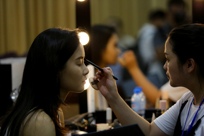 Ngắm dàn biên tập viên VTV xinh đẹp trong hậu trường trước giờ catwalk ảnh 8