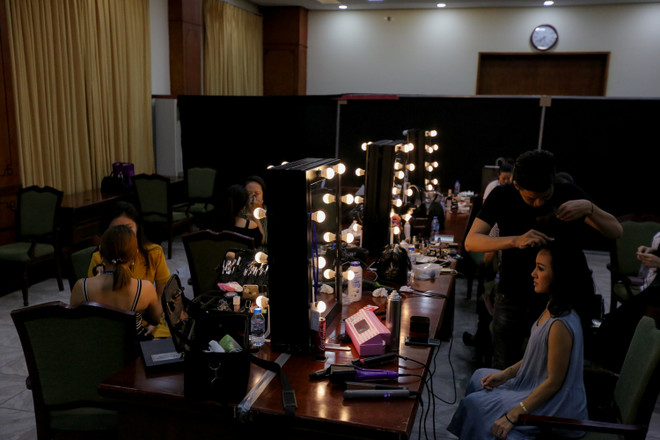 Ngắm dàn biên tập viên VTV xinh đẹp trong hậu trường trước giờ catwalk ảnh 4