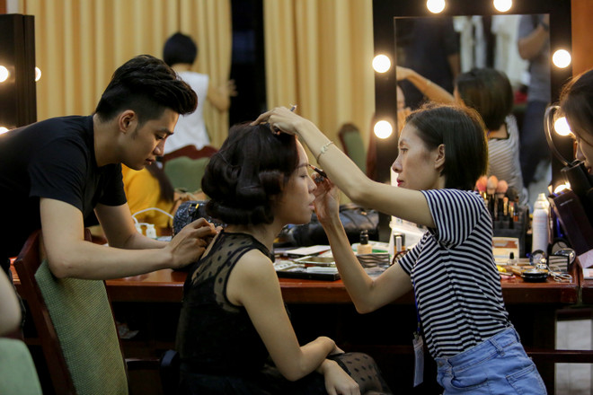 Ngắm dàn biên tập viên VTV xinh đẹp trong hậu trường trước giờ catwalk ảnh 6