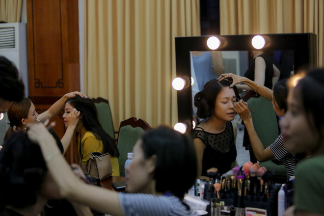 Ngắm dàn biên tập viên VTV xinh đẹp trong hậu trường trước giờ catwalk ảnh 7