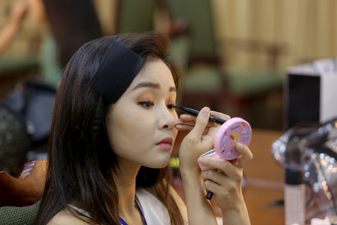 Ngắm dàn biên tập viên VTV xinh đẹp trong hậu trường trước giờ catwalk ảnh 3