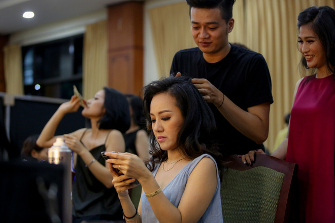 Ngắm dàn biên tập viên VTV xinh đẹp trong hậu trường trước giờ catwalk ảnh 5