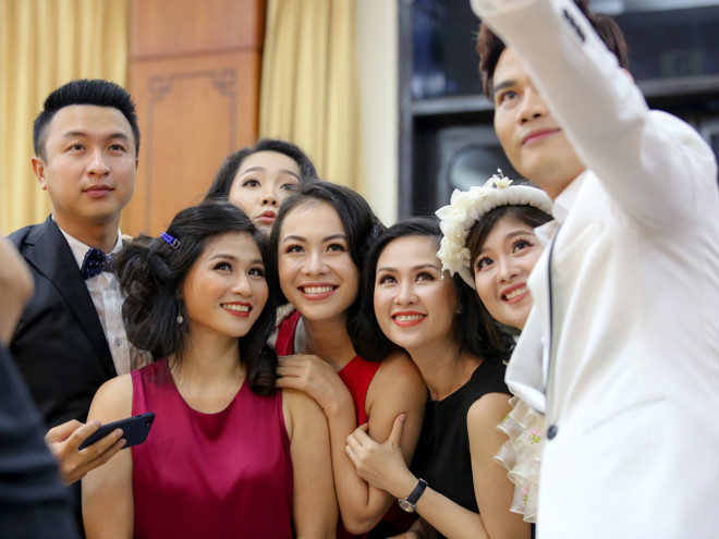 Ngắm dàn biên tập viên VTV xinh đẹp trong hậu trường trước giờ catwalk ảnh 1