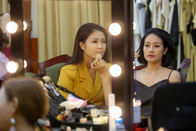 Ngắm dàn biên tập viên VTV xinh đẹp trong hậu trường trước giờ catwalk ảnh 10