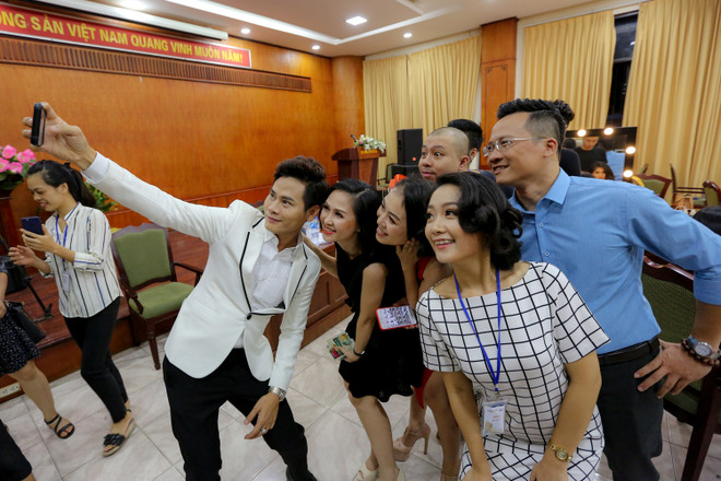 Ngắm dàn biên tập viên VTV xinh đẹp trong hậu trường trước giờ catwalk ảnh 16