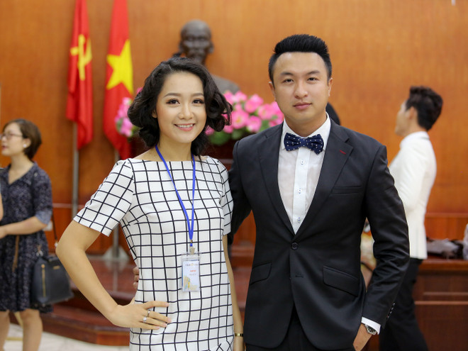 Ngắm dàn biên tập viên VTV xinh đẹp trong hậu trường trước giờ catwalk ảnh 12