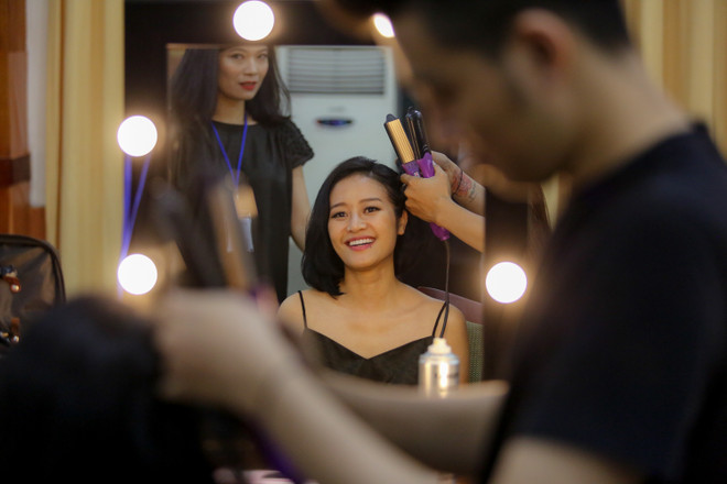 Ngắm dàn biên tập viên VTV xinh đẹp trong hậu trường trước giờ catwalk ảnh 14