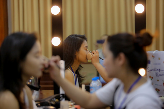 Ngắm dàn biên tập viên VTV xinh đẹp trong hậu trường trước giờ catwalk ảnh 9