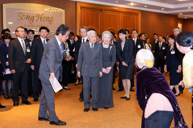 Nhật hoàng và hoàng hậu gặp gỡ gia đình cựu quân nhân Nhật ở Việt Nam ảnh 4