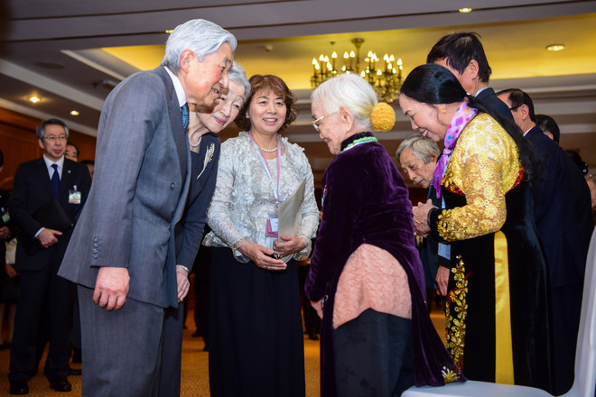 Nhật hoàng và hoàng hậu gặp gỡ gia đình cựu quân nhân Nhật ở Việt Nam ảnh 7